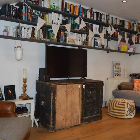 Top Floor Central 2 Bedroom *