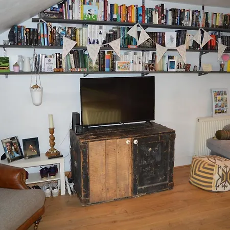 Top Floor Central 2 Bedroom شقة *