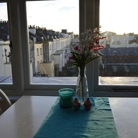 Top Floor Central 2 Bedroom
