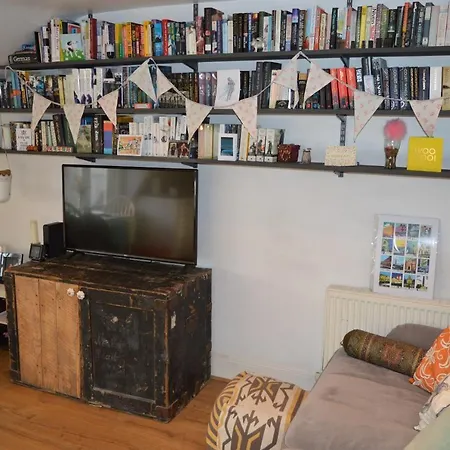 Top Floor Central 2 Bedroom